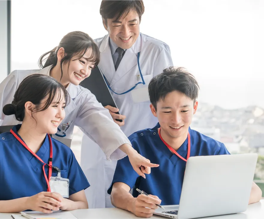 WEBサイトを確認する医療従事者